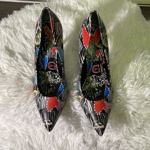 Guess print shoes size 6